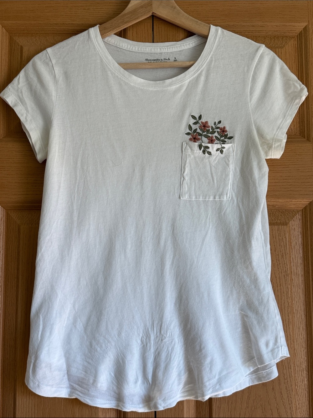 Abercrombie & Fitch White Short-Sleeve Tee with Pink Floral Pocket embroidery S